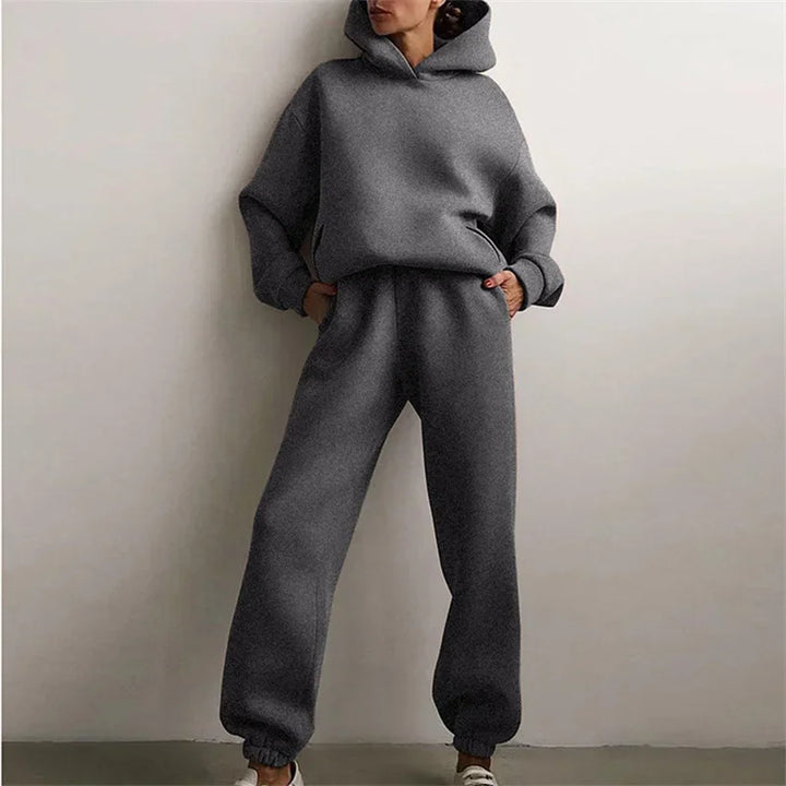 Woman wearing a grey hoodie and sweatpants set from Rovelli, casual loungewear outfit