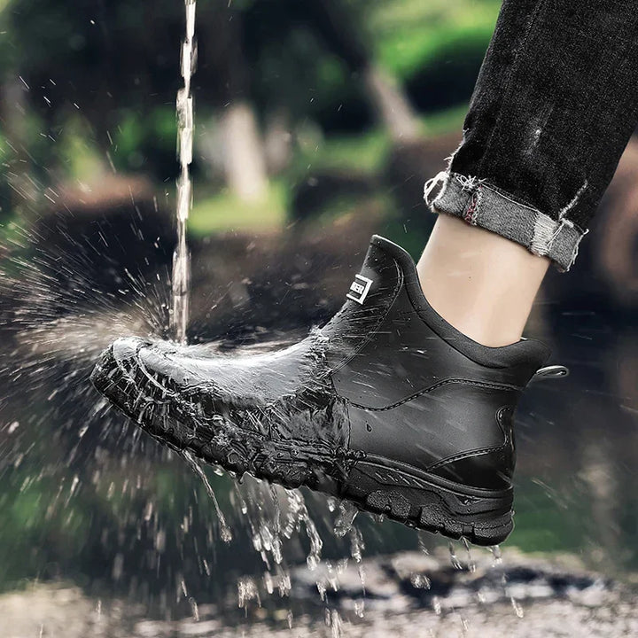 Rovelli waterproof black boot repelling water outdoors, splash-resistant footwear